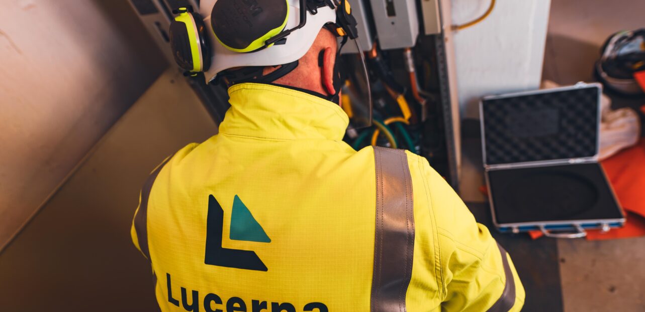 Ansatt fra Lucerna utfører arbeid på teknisk utstyr