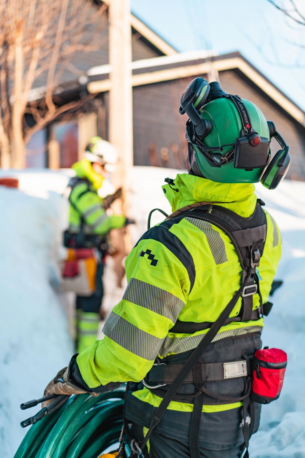 Energimontør ved stolpe